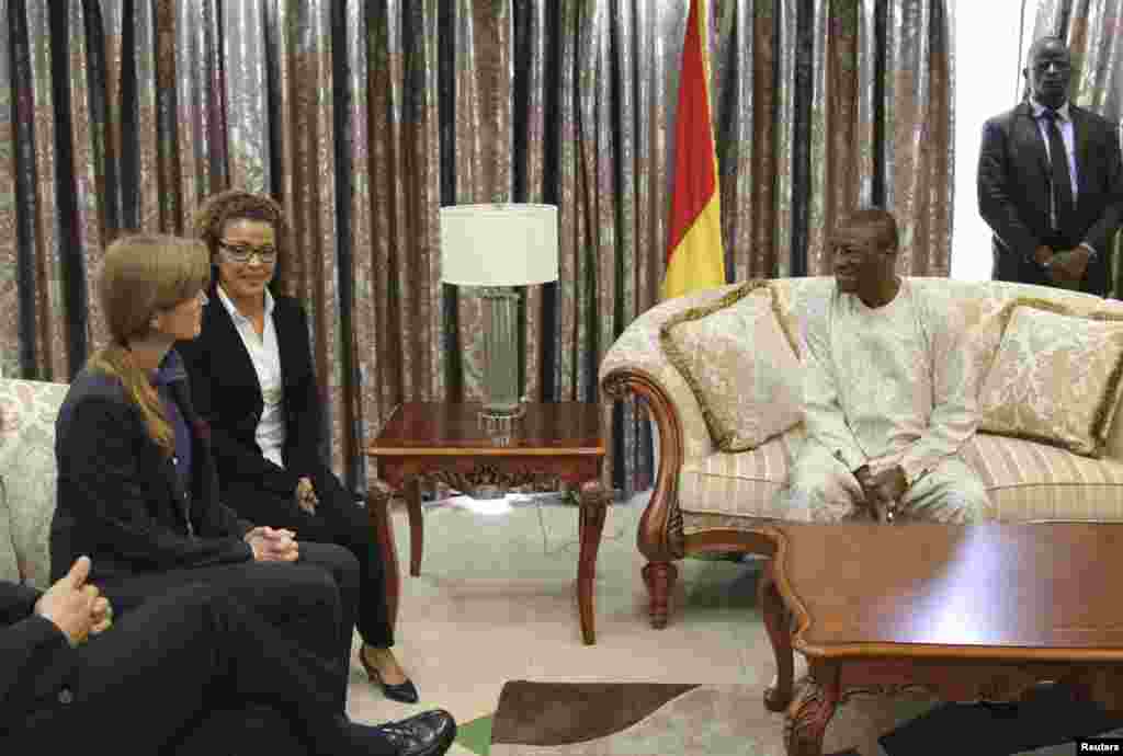 Samantha Power meets with Guinea President Alpha Conde in Conakry, Oct. 26, 2014.