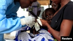 Seorang bayi yang menderita kolera Sudan Selatan dirawat oleh petugas medis di Rumah Sakit Juba di Juba, 27 Mei 2014. 