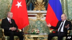 블라디미르 푸틴 러시아 대통령(오른쪽)과 레제프 타이이프 에로도안 터키 대통령이 8일 러시아 모스크바 크렘린궁에서 정상회담을 하고 있다. 