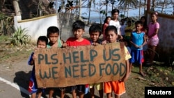 "Por favor ajudem-nos, Precisamos de comida" Filipinas, Dez. 8, 2014.