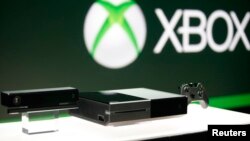 La Xbox One permite tener dos aplicaciones al mismo tiempo en la pantalla de la TV, con lo que se puede, por ejemplo, mirar televisión mientras se realiza otra actividad.