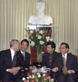 Ngoại trưởng Powell hội kiến Tổng Bí thư Nông Đức Mạnh, ngày 26/7/2001.