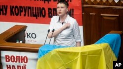 Надежда Савченко на трибуне Верховной Рады. Украина, Киев, 31 мая 2016. 