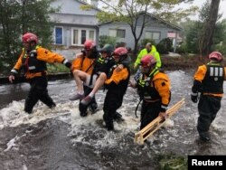 Spasooci iz Njujorka spasavu čoveka iz poplave izazvane uraganom Florens u River Bendu, Severna Karolina, 14. septembra 2018.