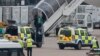 انتقال یکی از مسافران هواپیمای قطری که به اتهام «تهدید دروغین به بمب‌گذاری» در فرودگاه منچستر دستگیر شد - ۱۴ امرداد ۱۳۹۳ 