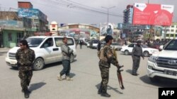 Les forces de sécurité afghanes après l'attentat-suicide, le 9 mars 2018 à Kaboul.