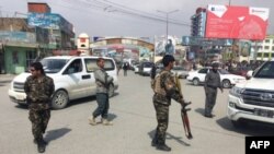 Les forces de sécurité afghanes après L'attentat-suicide, à Kaboul, le 9 mars 2018.