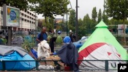 Un des campements sauvages de migrants installés à la porte de La Chapelle, à Paris, France, 17 août 2017.