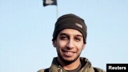 지난 13일 프랑스 파리 연쇄 테러를 계획한 총책으로 알려진 벨기에인 압델하미드 하바우드. 18일 파리 북부 외곽 생드니의 한 아파트에서 프랑스 경찰의 체포 작전 중 총에 맞아 사망한 것으로 확인됐다. 사진은 이슬람 극단주의 무장세력 ISIL의 선전지에 실린 것이다.