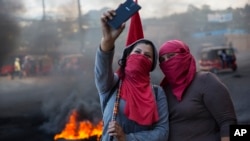 Partidarios del candidato presidencial Salvador Nasralla, se toman una selfie en medio de las protestas por lo que llaman fraude electoral en Tegucigalpa, Honduras, el 1 de diciembre de 2017.