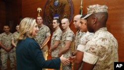Menteri Luar Negeri AS Hillary Rodham Clinton menemui marinir AS di Kedubes Amerika di Kabul, Afghanistan, 20 Oktober 2011 (Foto: dok). Serangan maut di Konsulat AS di Benghazi tahun lalu, mendorong Amerika untuk meningkatkan keamanan di tempat-tempat perwakilan diplomatik AS di seluruh dunia.