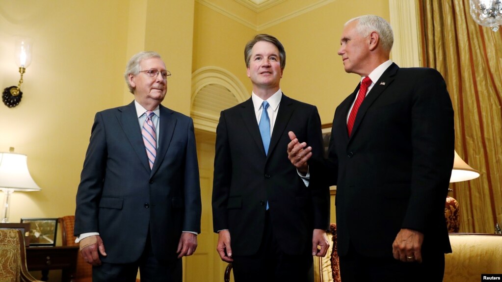El lÃ­der de la mayorÃ­a en el Senado de Estados Unidos, Mitch McConnell, saluda al juez nominado para la Corte Suprema, Brett Kavanaugh y al vicepresidente Mike Pence en una reuniÃ³n en su oficina en el Capitolio, en Washington, el 10 de julio de 2018.