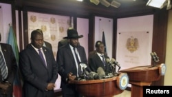 South Sudan President Salva Kiir (C), flanked by former rebel leader Riek Machar (L) and other government officials, addresses a news conference at the Presidential State House in Juba, South Sudan, July 8, 2016. 