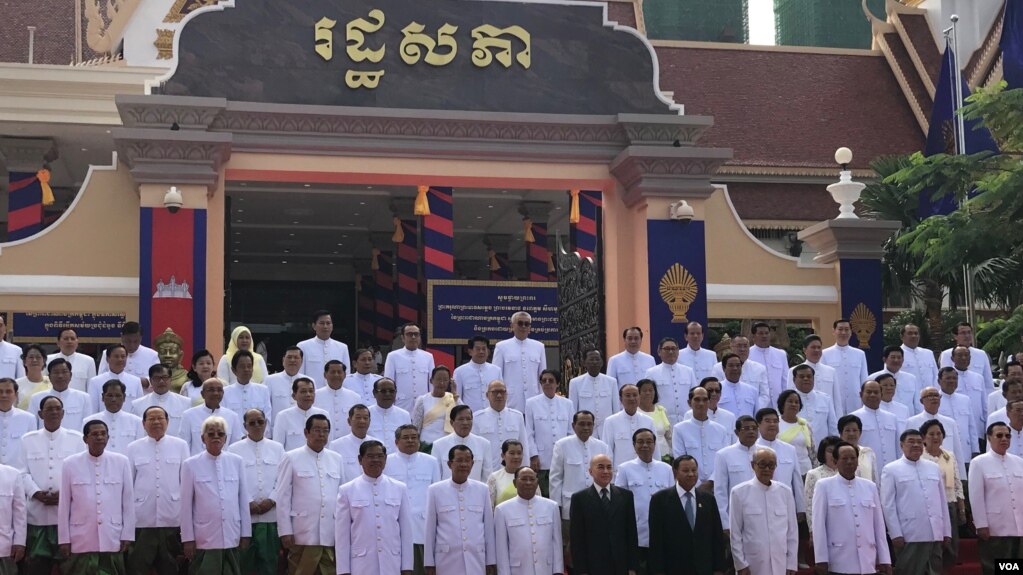 រូបឯកសារ៖ តំណាងរាស្រ្តចំនួន១២៥នាក់​ ចូលរួមក្នុងការបើកសម័យប្រជុំលើកទី១ នីតិកាលទី៦ ក្រោមអធិបតីព្រះមហាក្សត្រព្រះបាទ នរោត្តម សីហមុនី។ (នៅ វណ្ណារិន/VOA)