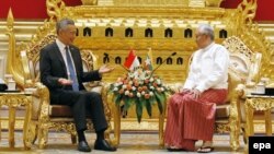 စကၤာပူ၀န္ႀကီးခ်ဳပ္ႏွင့္ ျမန္မာသမၼတ ဦးထင္ေက်ာ္ေတြ႔ဆံုစဥ္