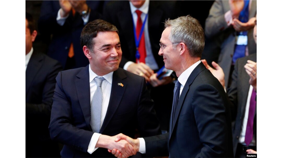 Makedonski ministar vanjskih poslova Nikola Dimitrov se rukuke sa generalnim sekretarom NATO saveza Jensom Stoltenbergom za vrijeme ceremonije potpisivanja protokola o pristupu Makedonije u NATO, Brisel, 6. februar