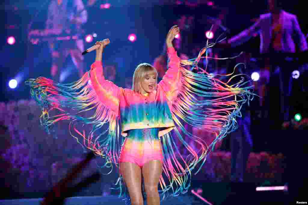 តារាចម្រៀង Taylor Swift សម្តែងនៅក្នុងការប្រគុំតន្ត្រី iHeartRadio Wango Tango នៅក្នុងក្រុង Carson រដ្ឋ California សហរដ្ឋអាមេរិក កាលពីថ្ងៃទី១ ខែមិថុនា ឆ្នាំ២០១៩។