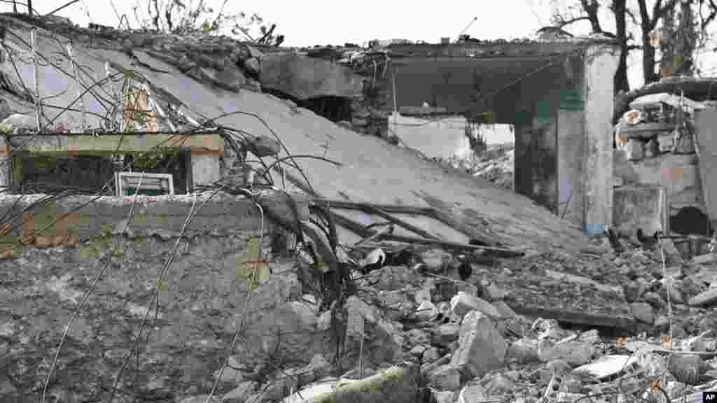 La destruction d'une mosquée à Kobani, après les combats entre les militants de l'État islamique et les combattants kurdes, le 19 novembre 2014.