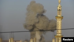11月4日叙利亚政府空军向起义军占领的德拉市发射导弹
