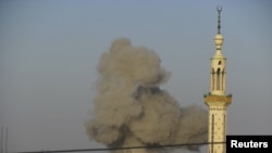 Amaterski snimak oblaka dima izazvanog napadima sirijskog vazduhoplovstva na pobunjenike u pokrajini Dera