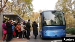 2018年11月2日在北京海淀區新百度AI公園的無人車體驗站，乘客準備乘坐阿波羅自動駕駛系統的百度自駕車。