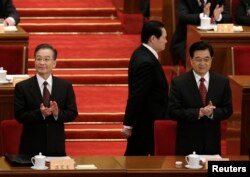 中国前政治局常委周永康(左二)走过中国前国家主席胡锦涛（右）和中国前国家总理温家宝（左一）。（资料照）