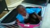 Faible amende pour le père ivoirien de "l'enfant de la valise"