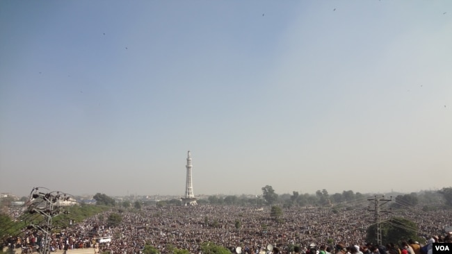 خادم حسین رضوی کی نمازِ جنازہ میں ہزاروں افراد شریک