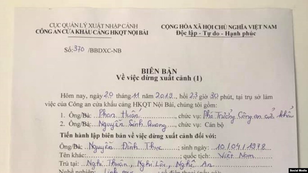 Biên bản của Công an Cửa khẩu Cảng HKQT Nội Bài cấm xuất cảnh Linh mục Nguyễn Đình Thục ngày 20/11/2019. Photo Facebook Nguyen Dinh Thuc.