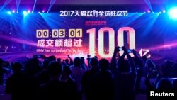 Sebuah layar menampilkan nilai transaksi penjualan barang di Grup Alibaba dalam Festival Belanja Sedunia untuk merayakan Hari Lajang di 11.11 di Shanghai, China, 11 November 2017.
