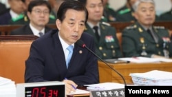 한민구 한국 국방부 장관이 5일 국회 국방위원회에서 열린 국방부 국정감사에서 질의에 답하고 있다.