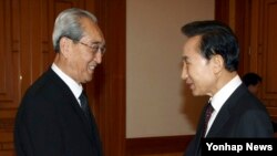 지난 2009년 8월 한국의 김대중 전 대통령 조문차 서울을 방문한 김기남 북한 노동당 비서(왼쪽)가 이명박 한국 대통령과 청와대에서 면담했다. (자료사진)