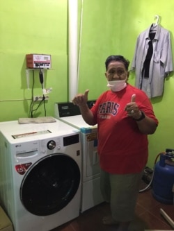 Seorang transpuan mencuci pakaian di FKWI Laundry di Depok (foto: courtesy).