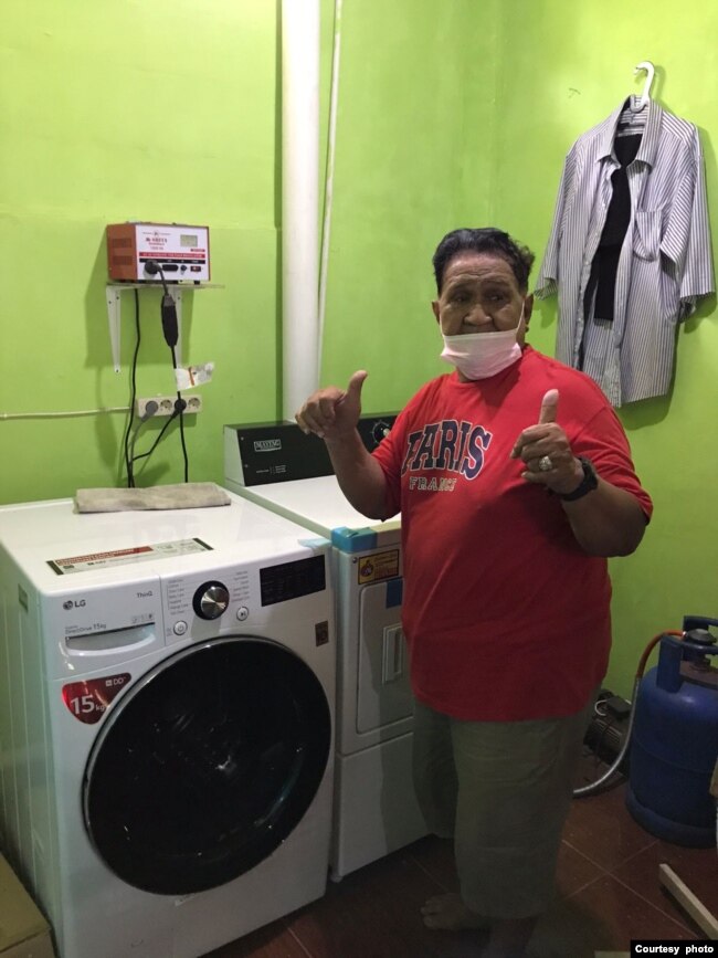 Seorang transpuan mencuci pakaian di FKWI Laundry di Depok (foto: courtesy).