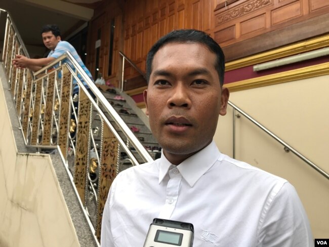 លោក ជា លី កម្មករ​ក្នុង​រោងចក្រ​ផលិត​ប្រេង​កូឡា និយាយជាមួយ VOA ក្នុង​ពេល​ប្រារព្ធ​ពិធី​បុណ្យ​ភ្ជុំបិណ្ឌ នៅ​វត្ត​ស៊ីសុដារ៉ាម ក្នុង​ទីក្រុង​បាងកក នៅ​ថ្ងៃទី​២២​ ខែ​កញ្ញា ឆ្នាំ​២០១៩។ (កាន់ វិច្ឆិកា/VOA)