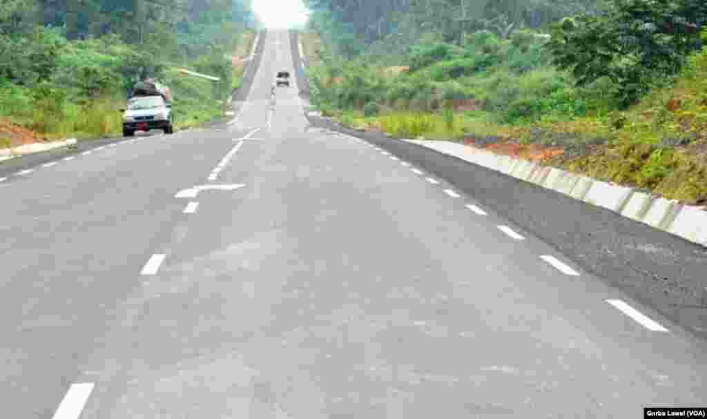 Le principal axe routier reliant Yaoundé et Douala, au Comeroun, 21 octobre 2016