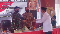 Panglima TNI Marsekal Hadi Tjahjanto menerima pernyataan sikap dari Forum Kerukunan Umat Beragama (FKUB) Sulawesi Tengah yang diantaranya menegaskan terorisme sebagai musuh bersama yang harus segera dibasmi. Rabu (23/12/2020). (Foto: VOA/Yoanes Litha)