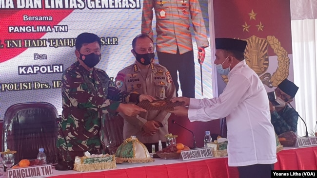 Panglima TNI Marsekal Hadi Tjahjanto menerima pernyataan sikap dari Forum Kerukunan Umat Beragama (FKUB) Sulawesi Tengah yang diantaranya menegaskan terorisme sebagai musuh bersama yang harus segera dibasmi. Rabu (23/12/2020). (Foto: VOA/Yoanes Litha)