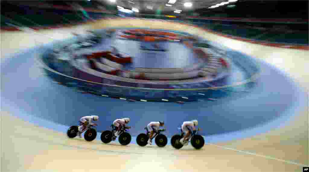 Đội đua xe đạp nam của Nam Triều Tiên trong một buổi tập tại Velopark, London, ngày 30 tháng 7 năm 2012.