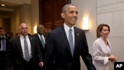 El presidente Barack Obama junto a la líder de la minoría en la Cámara de Representantes, Nancy Pelosi, durante su visita al Capitolio este viernes, 12 de junio de 2015.