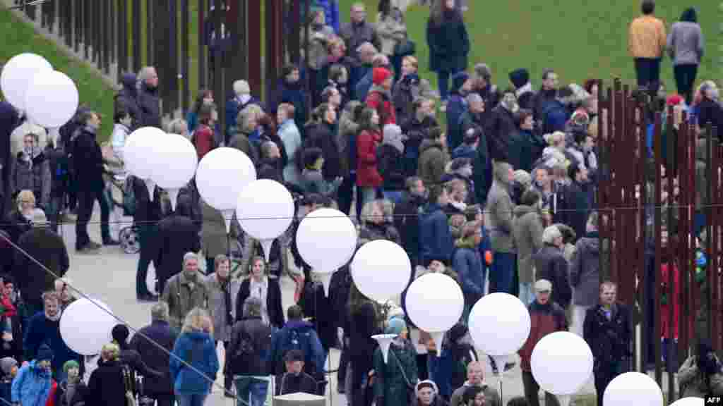 Le public se rassemble le long d&#39;une installation lumineuse appelée Frontière de Lumière (Lichtgrenze), au cours de la commémoration marquant le 25ème anniversaire de la chute du mur de Berlin au Mémorial mur de Berlin dans la Bernauer Strasse à Berlin, Allemagne. 