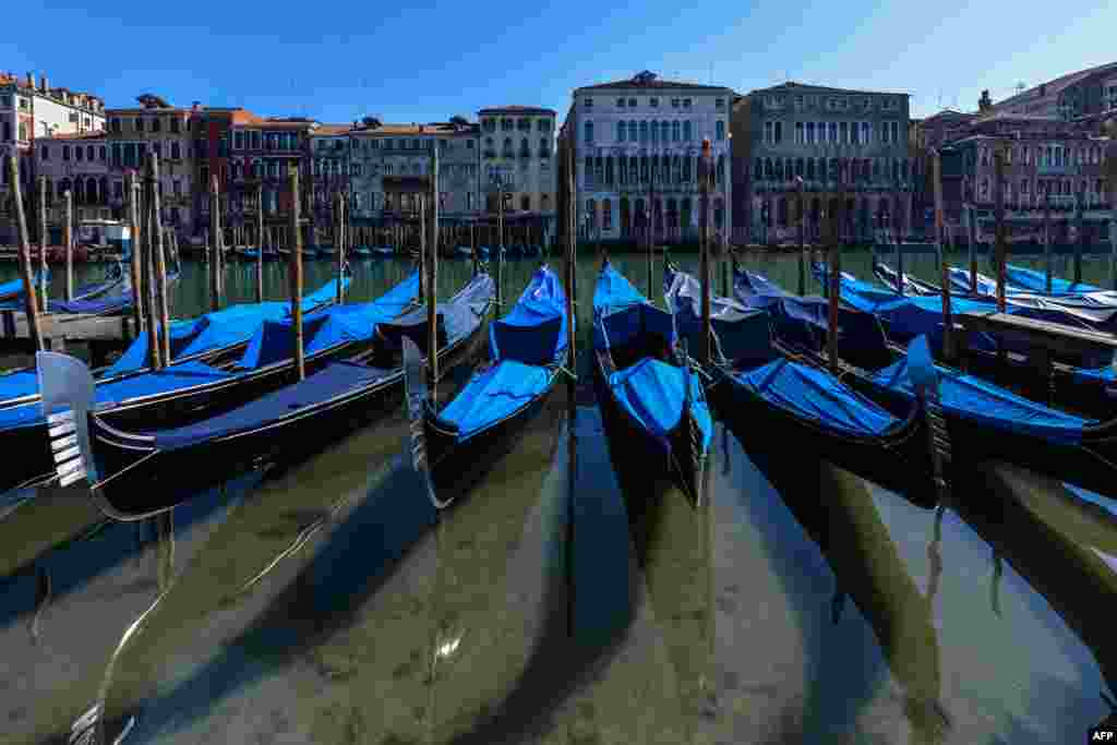 A view shows clear waters by gondolas in Venice&#39;s Grand Canal, March 18, 2020, as a result of the stoppage of motorboat traffic, following the country&#39;s lockdown due to the coronavirus crisis.