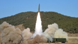 북한이 철도기동 미사일연대의 검열 사격훈련을 실시했다며 열차에서 미사일을 발사하는 사진을 공개했다.