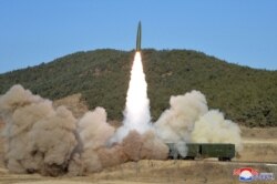 북한이 철도기동 미사일연대의 검열 사격훈련을 실시했다며 열차에서 미사일을 발사하는 사진을 공개했다.
