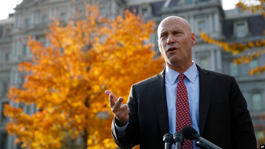 ARCHIVO - Marc Short, principal asistente del vicepresidente Mike Pence, habla con la prensa afuera de la Casa Blanca, el 19 de noviembre de 2019. AP/Patrick Semansky. 