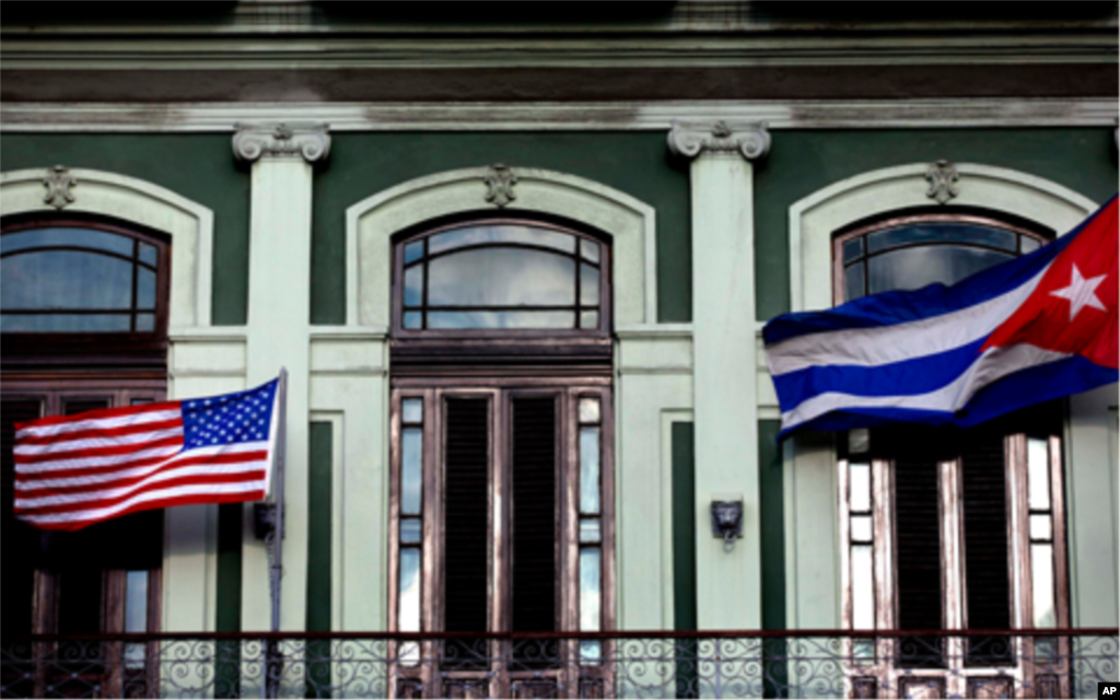 Le drapeau des États-Unis et celui de Cuba devant le département d&#39;état américain, le 20 juillet 2015.