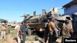 Tentara Uni Afrika memeriksa lokasi ledakan di Mogadishu, Somalia (8/9).