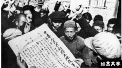 资料照片: 一人向群众宣读《中华人民共和国土地改革法》