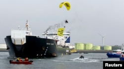 2014年5月1日绿色和平组织滑翔机横幅“不许在北极勘探石油”