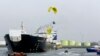 Гринпис встал на пути российского танкера в порту Роттердама